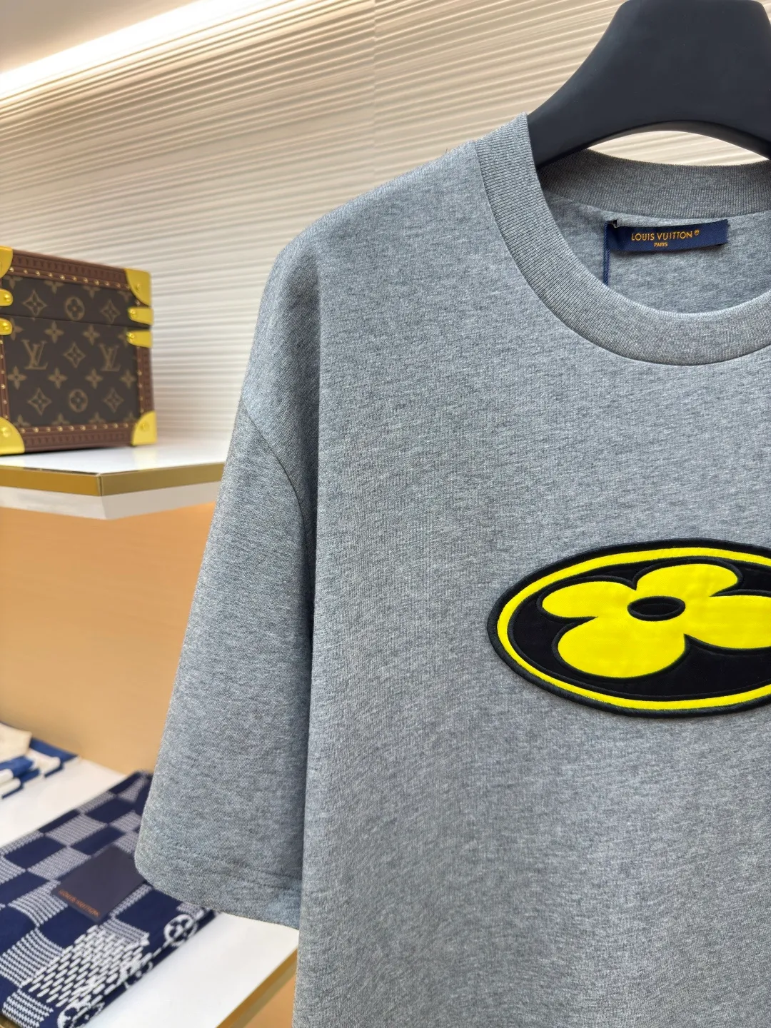 LOUIS VUITTON Nigo co-branded graphic embroidered T-shirt short sleeves ●Authentic product: purchased and developed for 8999 ●Item number: 1680118-A05 ●Fabric: jersey fabric ●Technology: embroidery production ●Version: fitted version ●Weight: about 300 grams ●Size: S-M-L-XL ●Description: This T-shirt is made of soft cotton and brightens up daily looks with fashion elements from the 2025 autumn and winter show. The IV Flower silk satin patch on the front is in bold strokes, echoing the Vuitton embroidered logo on the back. Unisex short-sleeved T-shirt. Regular fit in cotton jersey with satin logo patch at front, embroidered logo at back, and ribbed collar. The overall wiring is straight and delicate, the fabric is comfortable and soft, and the color is consistent without color difference. It can be matched with the same style to create a fashionable look and control various occasions. Customized accessories, complete with three standards, same style for men and women!
